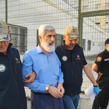 Adana'da Alparslan Kuytul'un evinin önündeki polis operasyonu