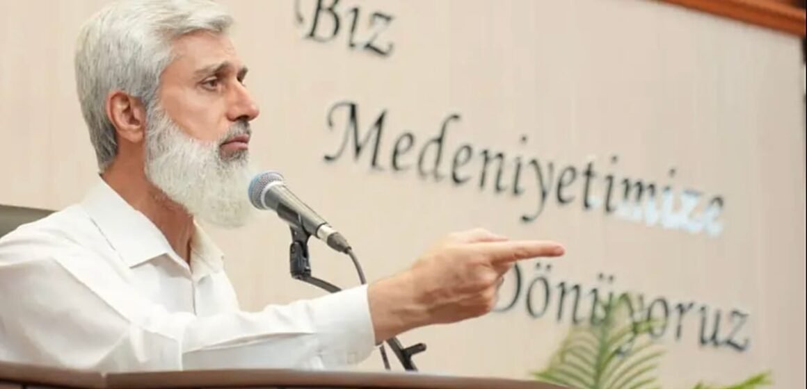 Adana'da gerçekleştirilen operasyonda çok sayıda polis ekibinin bir konut önünde toplandığı anlık görüntü