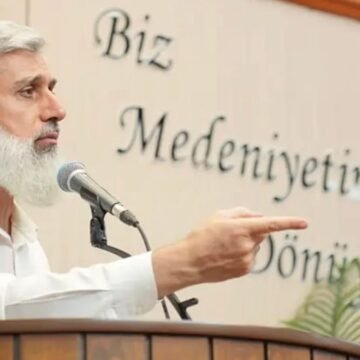 Adana'da gerçekleştirilen operasyonda çok sayıda polis ekibinin bir konut önünde toplandığı anlık görüntü