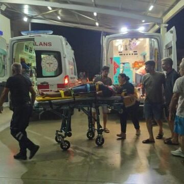 Adana'da iki otomobilin çarpıştığı kaza yerinde yaralılara müdahale eden ekipler