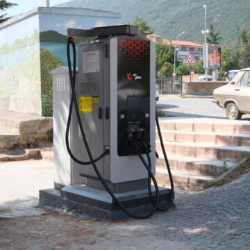 Akşehir Kültür Merkezi arkasına kurulan çift soketli DC şarj istasyonu