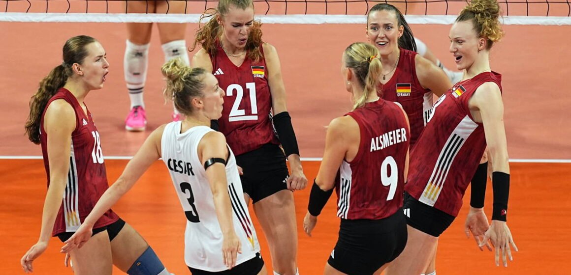 Almanya ve Macaristan kadın voleybol takımlarının Sinan Erdem Spor Salonu'ndaki maçtan bir kare