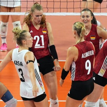 Almanya ve Macaristan kadın voleybol takımlarının Sinan Erdem Spor Salonu'ndaki maçtan bir kare