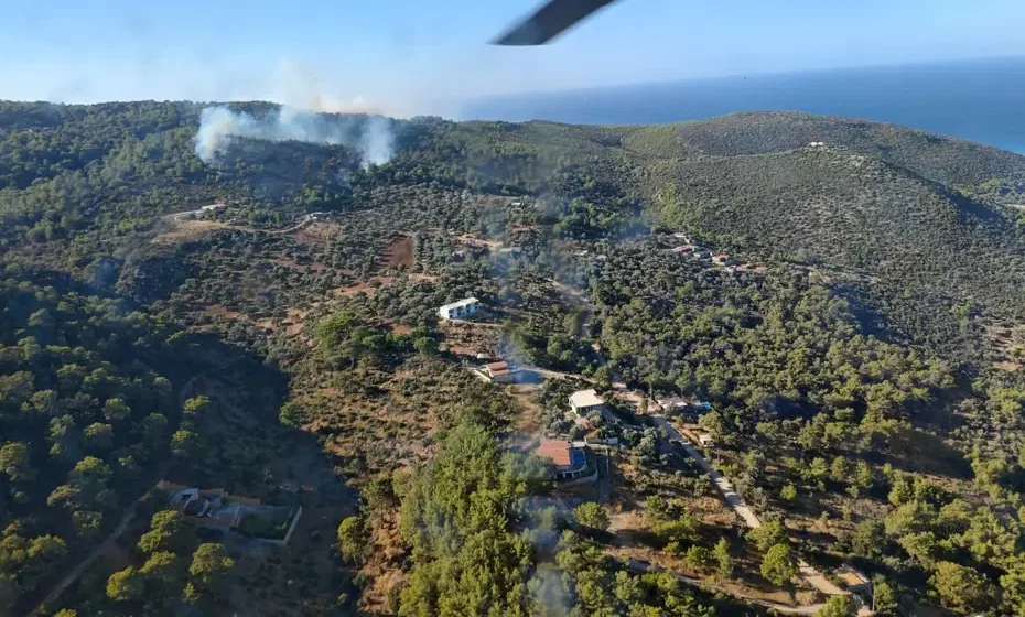 Antalya Kaş'ta ormanlık alanda yükselen yangına havadan müdahale