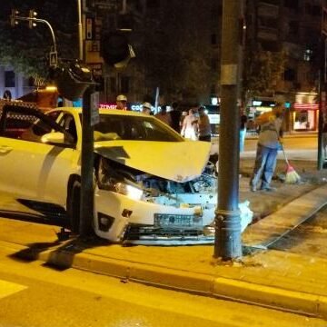 Bursa'da iki otomobilin çarpıştığı kaza yerinden bir görüntü.