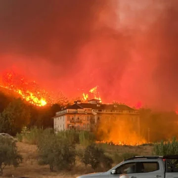 Fethiye'de ormanlık alanda çıkan yangına ekiplerin havadan ve karadan müdahalesi sürüyor Fethiye Karagedik Mahallesi yakınında ormanlık alanda yükselen alevler ve duman