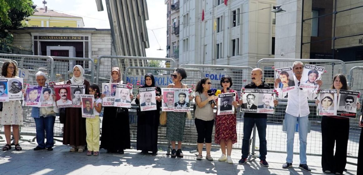Galatasaray Meydanı'nda 1118'inci hafta oturma eylemi sırasında açıklama okuyan kayıp yakınları