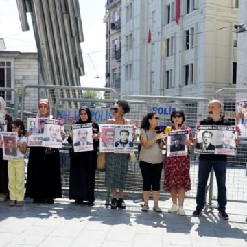 Galatasaray Meydanı'nda 1118'inci hafta oturma eylemi sırasında açıklama okuyan kayıp yakınları