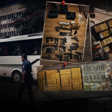 İstanbul adliyesinde görülen "Alihan Kuriş Suç Örgütü" soruşturmasına ilişkin dosyada tutuklanan şüphelilerin mahkemeye sevk edilmesini gösteren görüntü.