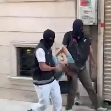 Uyuşturucu ticareti suçundan uluslararası seviyede aranan zanlı İstanbul'da yakalandı. İstanbul'da uyuşturucu ticareti suçundan aranan zanlının yakalanma anı