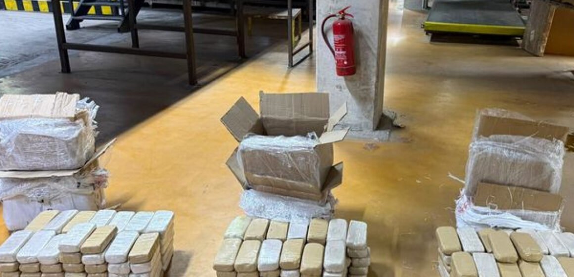 Kahramankazan'da kargo merkezinde ele geçirilen 109 kilo 300 gram eroin paketlerinin görüntüsü