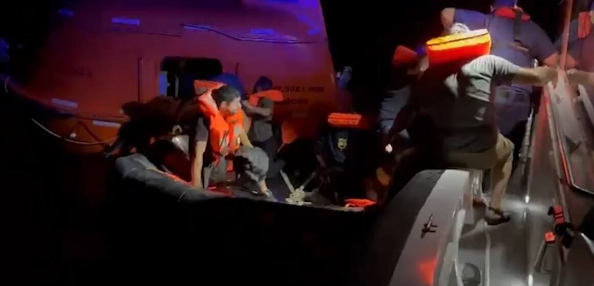 Kastamonu açıklarında batan gemiden kurtarılan mürettebatı alan Sahil Güvenlik botu