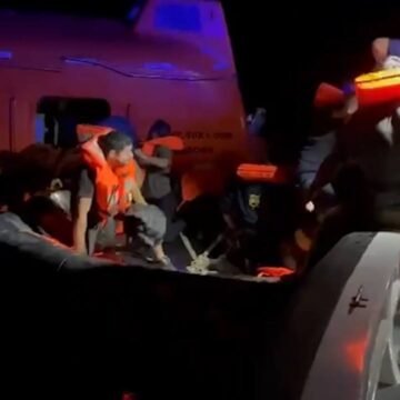 Kastamonu açıklarında batan gemiden kurtarılan mürettebatı alan Sahil Güvenlik botu