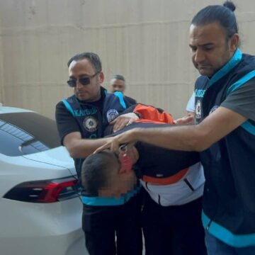 Kayseri'de bıçaklı saldırının yaşandığı apartmanın önünde güvenlik şeridi