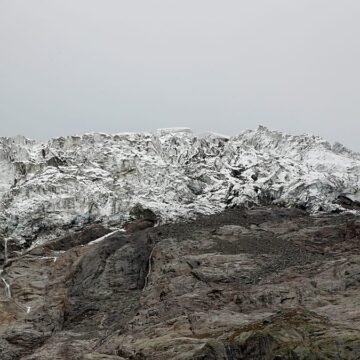 Marmolada buzulunun yüzeyi, erime sularının açtığı derin vadilerle gri bir görünüme bürünmüş durumda. Marmolada buzulunda hızlanan erime ve erime sularının oluşturduğu vadiller