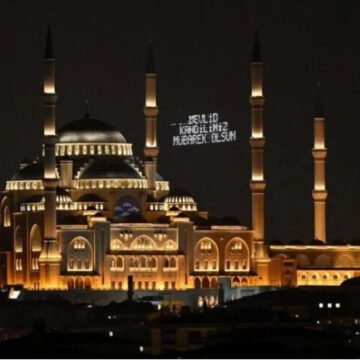 Mevlid Kandili gecesi camide cemaatle kılınan yatsı namazı