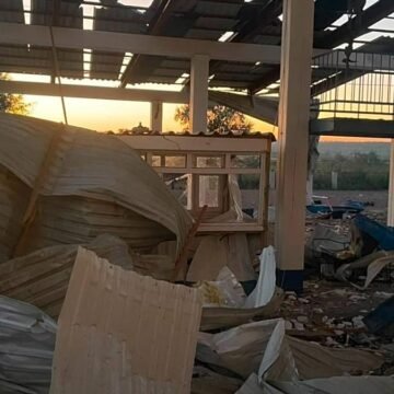 Moldova sınırında hasar gören Tabaky Sınır Kapısı binasının gece çekilmiş görüntüsü
