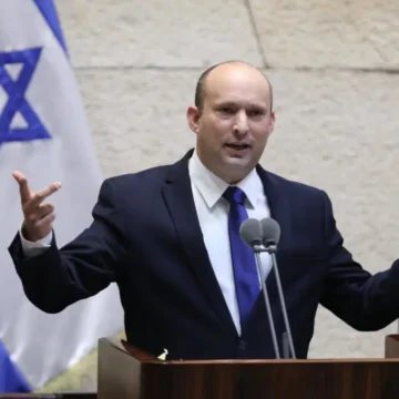 Naftali Bennett bir güvenlik konferansında konuşurken