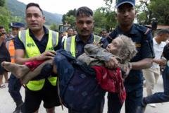Nepal'in Nuwakot bölgesindeki Trishuli Bazar'da sel felaketi sonrası yıkım ve kurtarma çalışmaları