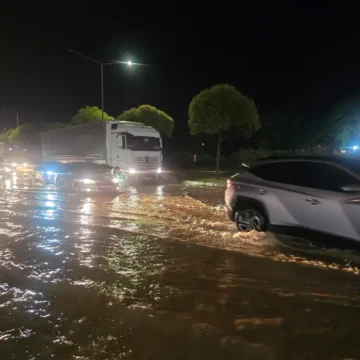Ordu Fatsa'da sağanak sonrası su birikintisiyle kaplanan cadde
