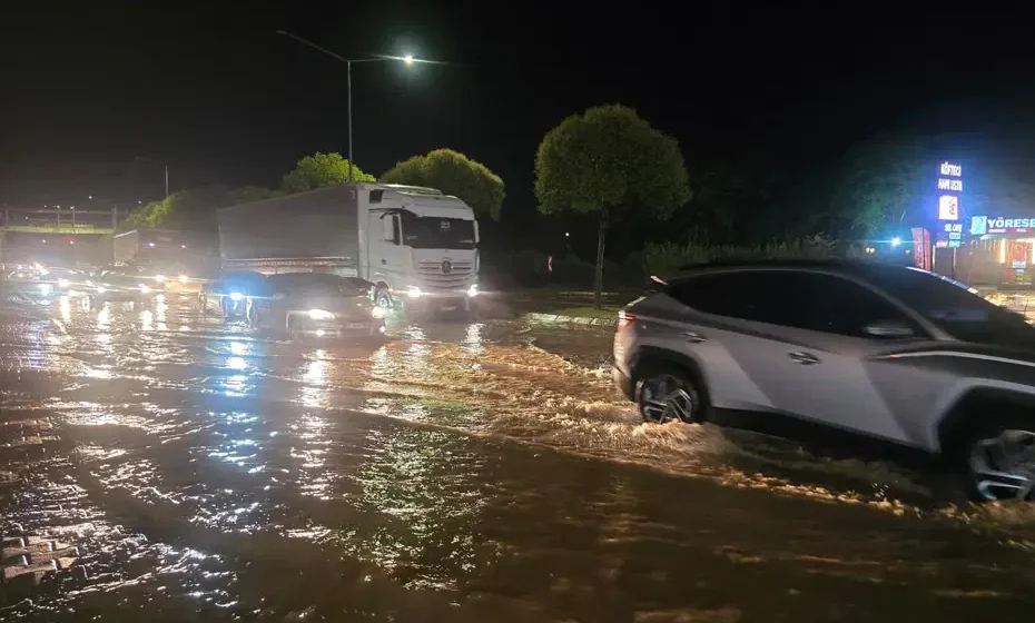 Ordu Fatsa'da sağanak sonrası su birikintisiyle kaplanan cadde