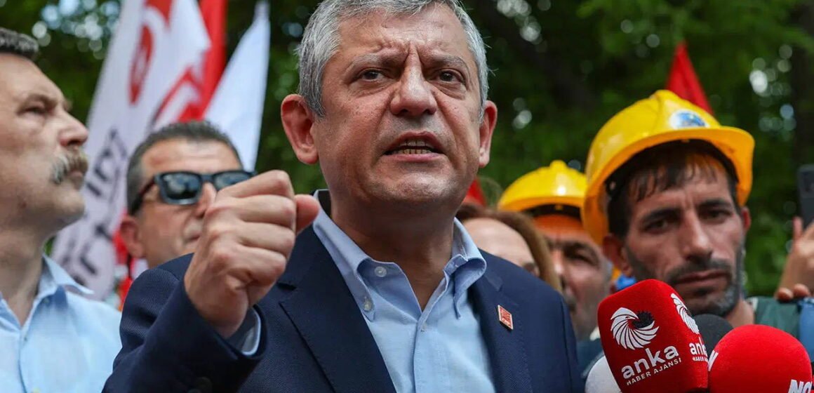 YENİ Parti Genel Başkanı Özgür Özel'in Kocaeli ziyaretindeki esnaf buluşmalarından bir kare. Özgür Özel Kocaeli programında esnafla bir arada