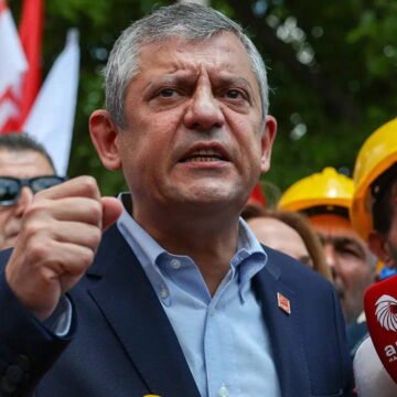 YENİ Parti Genel Başkanı Özgür Özel'in Kocaeli ziyaretindeki esnaf buluşmalarından bir kare. Özgür Özel Kocaeli programında esnafla bir arada