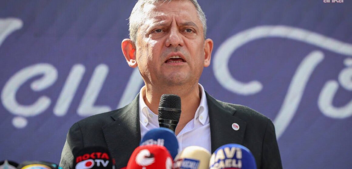 Özgür Özel'in İzmit'te kalabalığa seslendiği konuşma anı