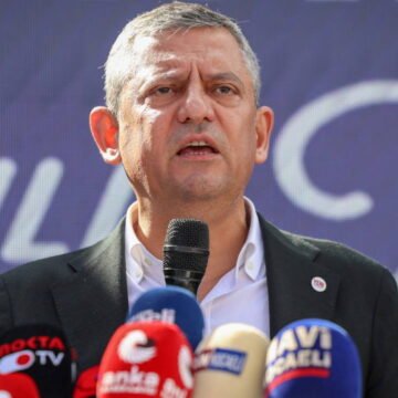 YENİ Parti Genel Başkanı Özgür Özel, Kocaeli İzmit'te İBB davasına ilişkin açıklamalar yaptı. Özgür Özel'in İzmit'te kalabalığa seslendiği konuşma anı