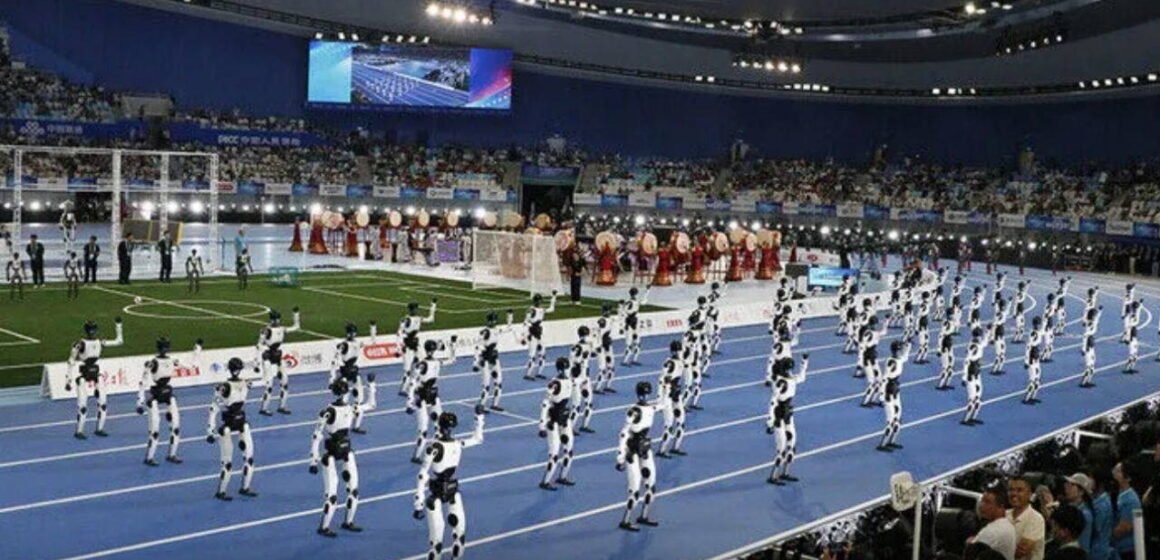 Pekin'deki açılış töreninde 100 metre yarışında koşan insansı robot Tianzhuo