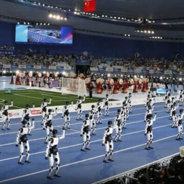 Tianzhuo, 100 metreyi 9 saniye 39 salisede tamamlayarak Bolt'un rekorunu geride bıraktı. Pekin'deki açılış töreninde 100 metre yarışında koşan insansı robot Tianzhuo