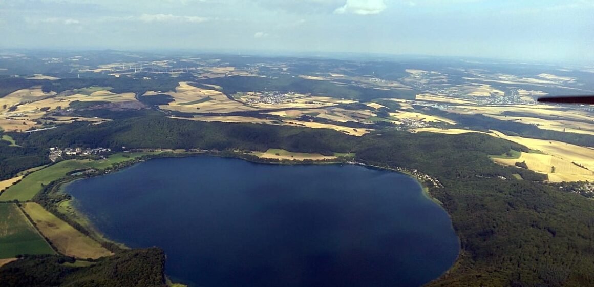 Rheinland-Pfalz eyaletindeki Laacher See krater gölünün panoramik görünümü