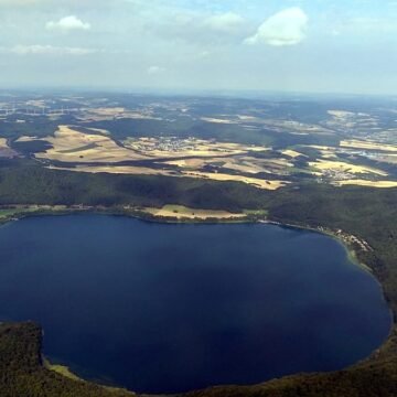 Rheinland-Pfalz eyaletindeki Laacher See krater gölünün panoramik görünümü