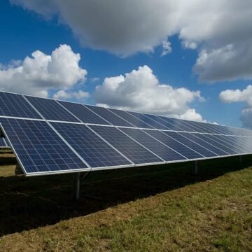 Dama Solar, AB'nin en büyük faal güneş enerjisi santrali Witznitz Solar Park'ı geride bırakmaya hazırlanıyor. Romanya'nın Arad ilinde kurulacak Dama Solar güneş enerjisi santralinin geniş arazi üzerine yayılan panelleri