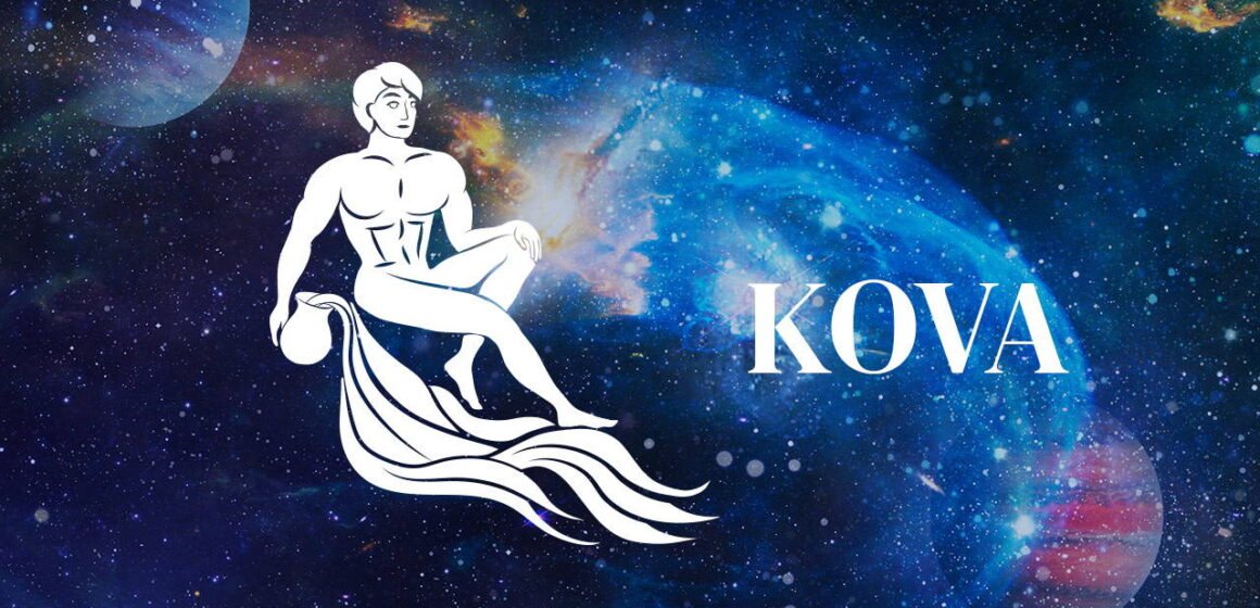 22 Ağustos Cumartesi Kova burcu için günün teması: sakinlik ve içe dönüş. Sakin bir masa başında defter ve bitki çayıyla içe dönüş anını yansılan görsel