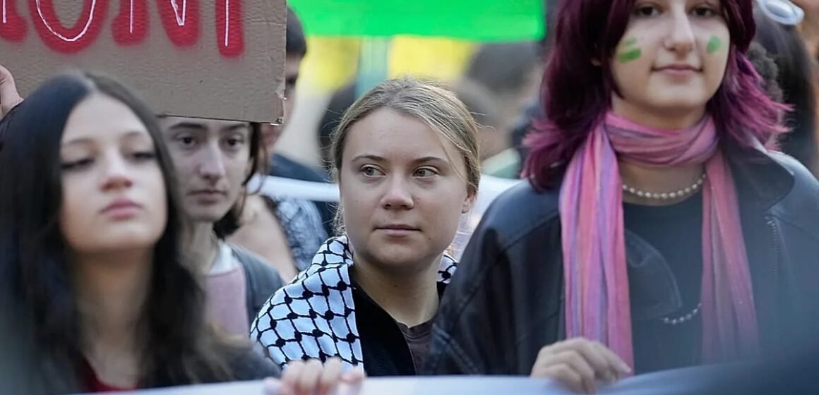 Stockholm'de iklim yürüyüşüne katılan binlerce gösterici pankartlarla yürüyor