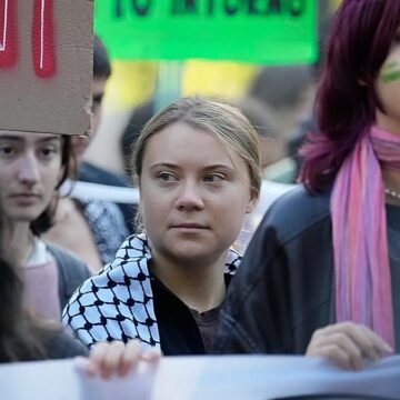 İsveç seçimleri öncesi Stockholm'de düzenlenen iklim yürüyüşünden bir görünüm Stockholm'de iklim yürüyüşüne katılan binlerce gösterici pankartlarla yürüyor