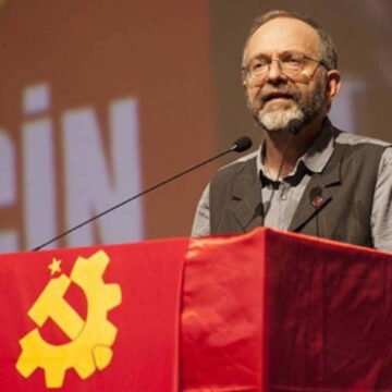 TKP Genel Sekreteri Kemal Okuyan basın açıklamasında konuşma yapıyor