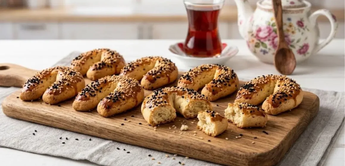 Tepsiye dizilmiş çörek otlu, çatal şeklinde mahlepli kurabiyeler