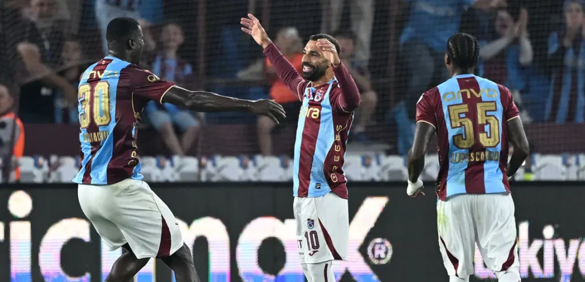 Trabzonspor futbolcuları Şenol Güneş Stadı'nda saha öncesinde