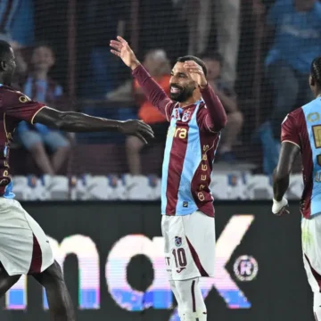 Trabzonspor, Konferans Ligi lig etabındaki iç saha maçlarını Şenol Güneş Stadı'nda oynayacak. Trabzonspor futbolcuları Şenol Güneş Stadı'nda saha öncesinde