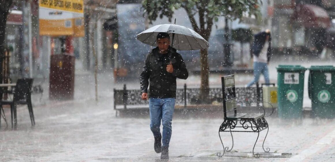 Yağmur bulutlarının şehir üzerinde yoğunlaştığı, hava durumu temalı görsel