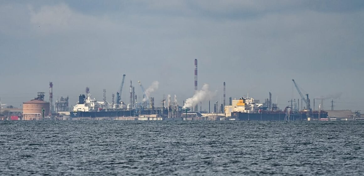 Yükselen petrol fiyatlarını gösteren grafik ve brent varil görseli