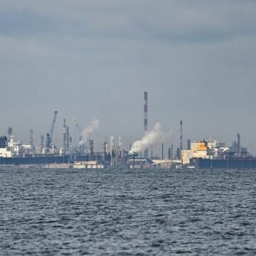 Petrol fiyatları yükseliyor: ABD-İran savaşı tırmanıyor, Warsh faiz artışını körüklüyor (Kaynak: Euronews) Yükselen petrol fiyatlarını gösteren grafik ve brent varil görseli