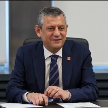 Mahkeme, Özgür Özel hakkında toplam 800 bin lira manevi tazminata hükmetti. Ankara 44. Asliye Mahkemesi'nde açıklanan tazminat kararına ilişkin haber görseli.