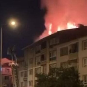 Ankara'da bir binanın çatısında çıkan yangına itfaiye ekiplerinin müdahalesi