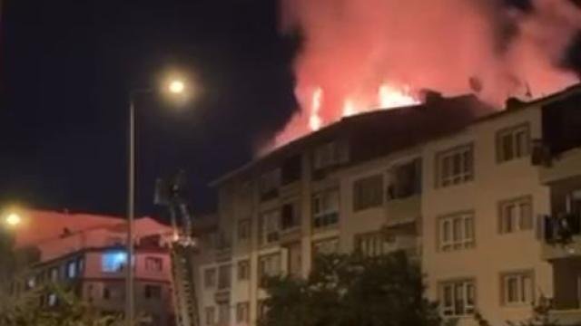 Çatı katında başlayan yangın itfaiye ekiplerinin müdahalesiyle kontrol altına alındı. Ankara'da bir binanın çatısında çıkan yangına itfaiye ekiplerinin müdahalesi