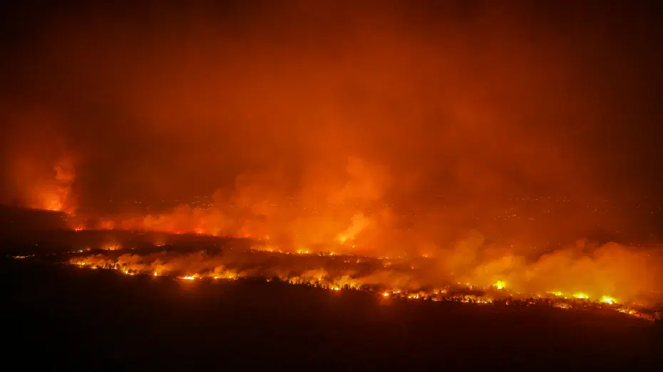 Antalya'nın Aksu ilçesinde dün başlayan orman yangını, şiddetli poyrazla yerleşim yerlerine ulaştı. Antalya Aksu'da Karaöz Mahallesi yakınında ormanlık alanda yükselen alevler ve gece söndürme çalışması