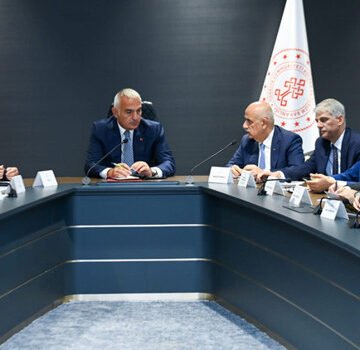 Bakan Ersoy, Kahramanmaraş'ta bölge milletvekilleri ve yerel yöneticilerin taleplerini dinledi Bakan Ersoy'un Kahramanmaraş'ta yerel yöneticilerle yaptığı toplantıdan görüntü