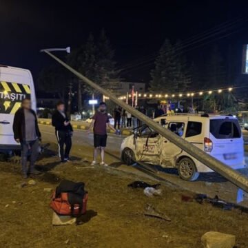 Bartın'da düğün dönüşü minibüsle hafif ticari aracın çarpıştığı kaza mahalli